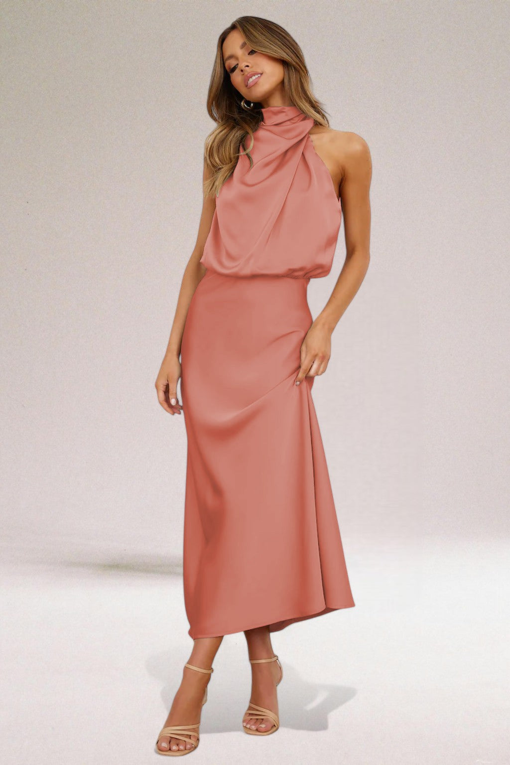Elvy Paris | Robe glamour en satin avec licou