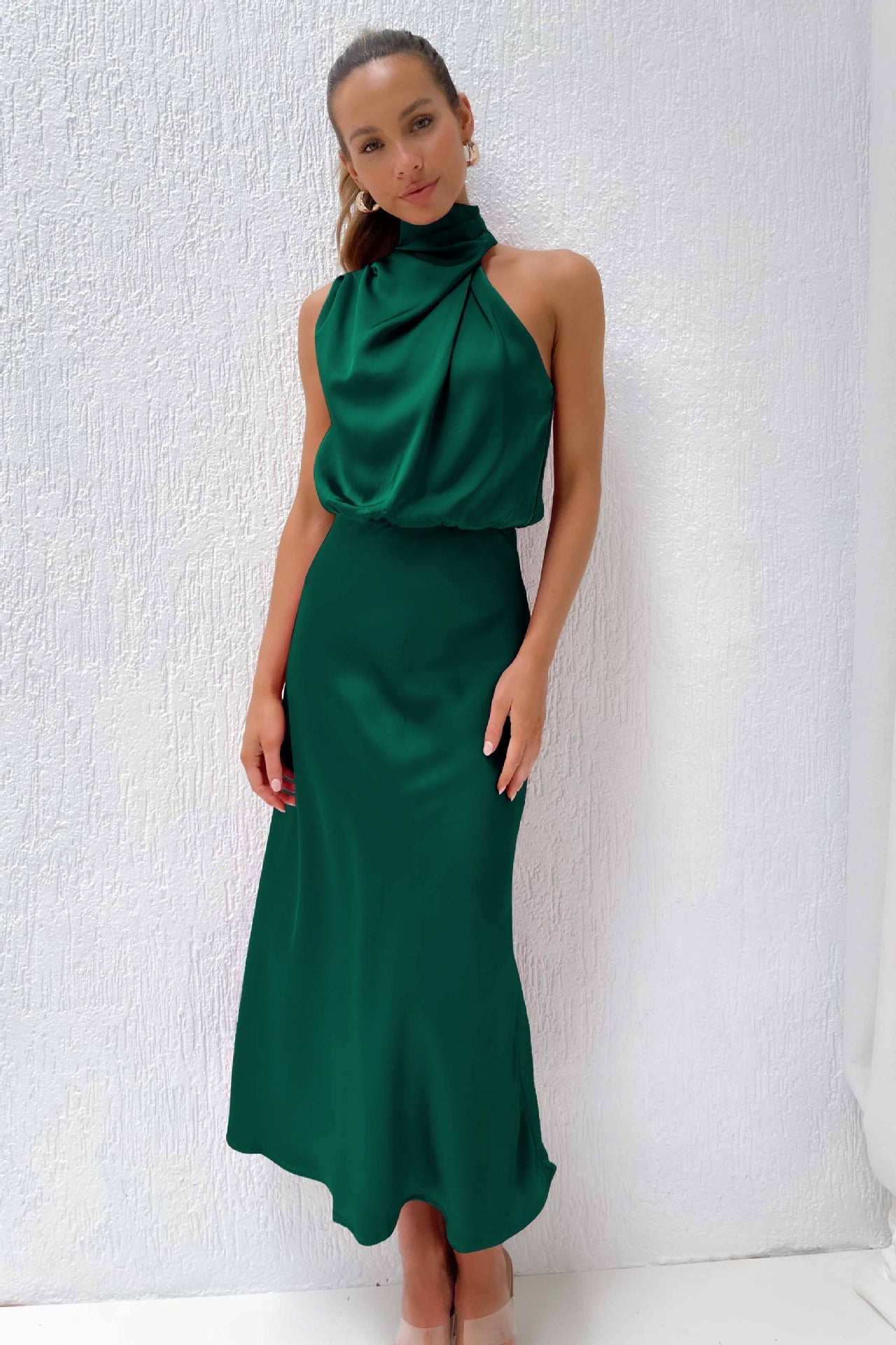 Carlina | Robe longue en satin avec col halter